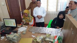 Nabung dari Hasil Jualan Siomay, Pasangan Nurkhalis dan Maftuhah Daftar Haji Pakai Uang Receh