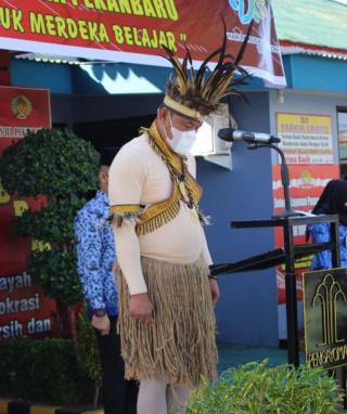 Apel Hardiknas, Kalapas Pekanbaru Kenakan Pakaian Adat Papua