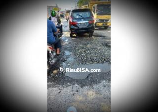 Sudah 33 Lubang Menganga di Jalan Suka Karya Panam Pekanbaru