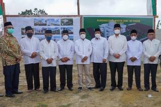 Gubri Bersama Wagubri Letakkan Batu Pertama Pembangunan Masjid Jami