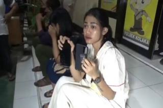 Gelar Pesta Terlarang, Gadis Cantik Ini Panik Saat Digerebek Polisi