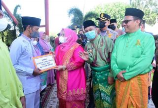 Bupati Kasmarni Serahkan Hadiah Pemenang Lomba Lampu Colok