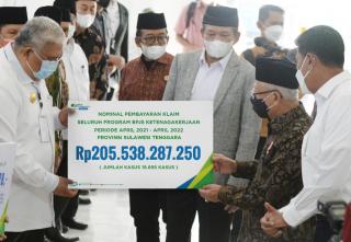 Wapres Serahkan Manfaat Program dan Beasiswa BPJS Ketenagakerjaan kepada Keluarga Pekerja