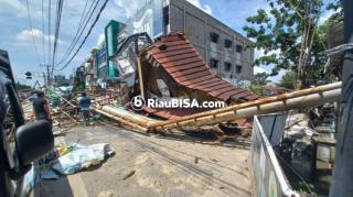 Papan Reklame Tumbang di Simpang Jalan Duyung Pekanbaru Diduga Tak Ada Izin dan Kajian