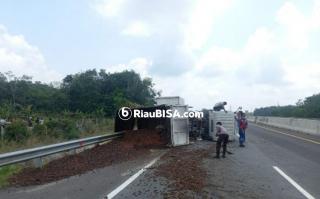 Lakalantas di Ruas Tol Pekanbaru-Dumai, Mobil Box dan Truk Kecil Terbalik