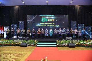 Menaker Ida Fauziyah Anugerahi Gubernur Riau Sebagai Pembina K3 Terbaik