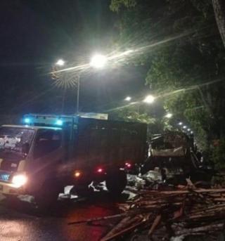 Hilang Kendali Tabrak Pembatas Jalan, Brak!!! Sopir Truk di Pekanbaru Meregang Nyawa