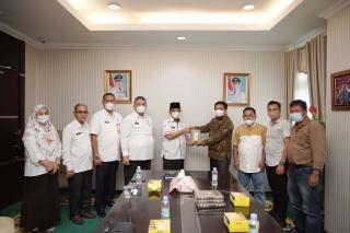 Bupati Inhil Terima Sumbangan 1.200 Mushaf Alquran dari Sinar Mas Group