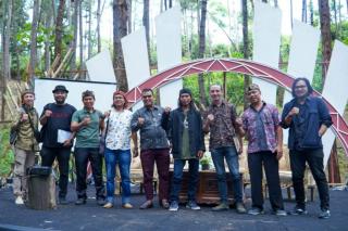 Seniman Kampar Gelar Festival Musik Inovatif di Hutan Pinus Cadika