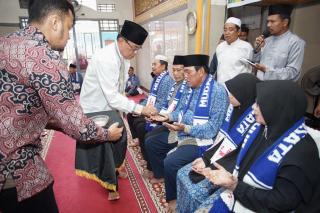 Bupati Wardan Lepas Keberangkatan 82 Jamaah Umrah PT. MMW