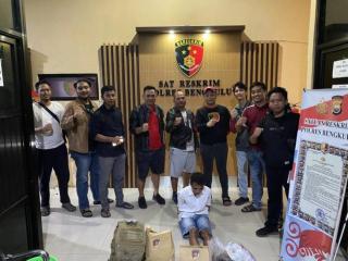 Parah! Pria Ini Curi Uang Kurban Rp25 Juta dan Emas 200 Gram untuk Senang-senang di Diskotek