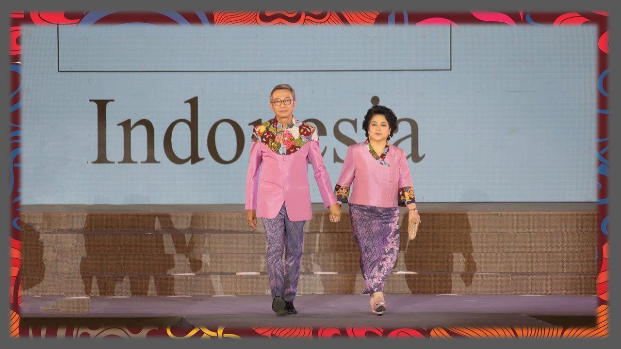 Kombinasi Batik dan Sutra Thailand Tampil Pada Grand Thai Silk Fashion Extravaganza 2022 di Bangkok