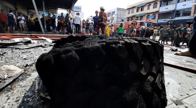 Sijago Merah Bakar Bengkel dan Showroom Permaisuri Ban di Jalan Harapan Raya Pekanbaru