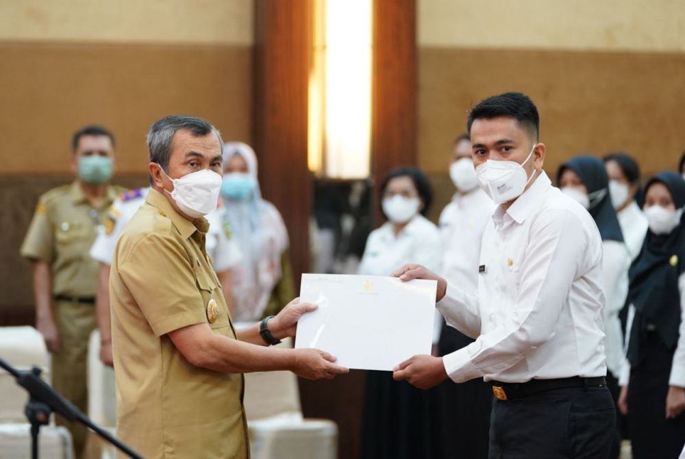 Gubri Serahkan 306 SK CPNS dan PPPK Guru Formasi 2021 di Lingkungan Pemprov Riau