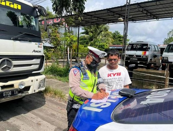 Polisi Tilang 14 Truk Bernotase Berat Melintas di Jalan Subrantas Pekanbaru