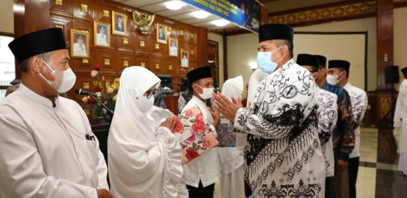Bupati Alfedri Lepas 36  Jemaah Calon Haji dari Keluarga Besar PGRI Siak