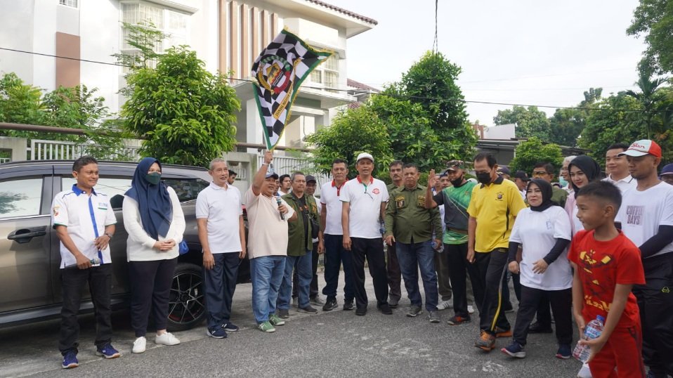 Sempena HUT Kota Pekanbaru ke 238, Kadis DLHK Hendra Lepas Gerak Jalan Santai Kecamatan Pekanbaru Kota