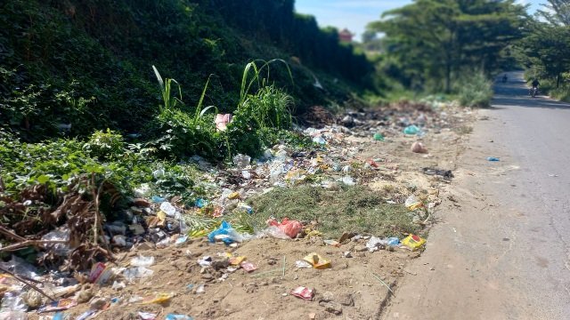 Sepanjang Jalan di Kelurahan Umban Sari, Bau Sampah Tercium Menyengat