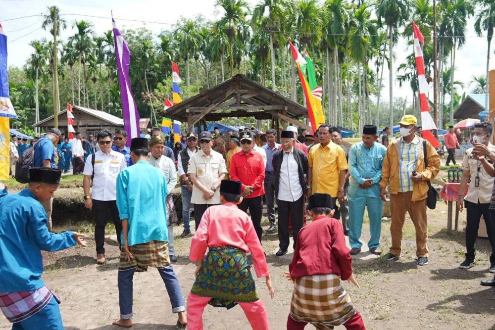 Warga Teluk Buntal Meranti Berduyun-duyun Sambut Kedatangan Gubernur Riau