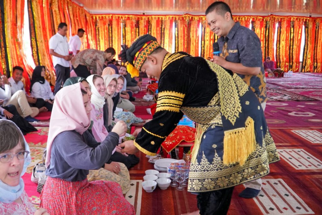 Study Adat Ke Kampar, Pelajar Amerika di Perkenalkan Makan Badulang, Basiacuong dan Sekapur Sirih Setepak Pinang