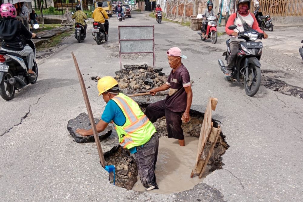 Pipa Perumdam Tirta Siak Bocor Parah di Jalan Melur, Ini Penyebabnya