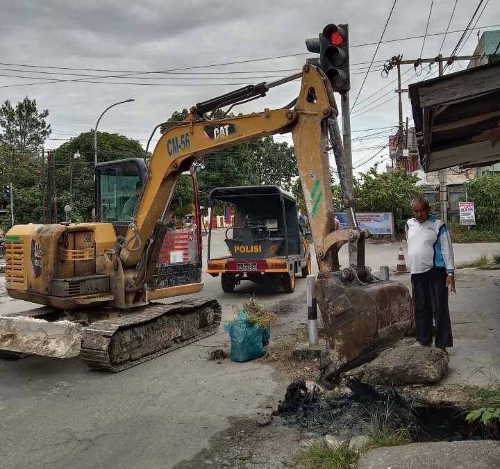 Camat Andin Pimpin Normalisasi Parit di Jalan Ahmad Dahlan Sukajadi