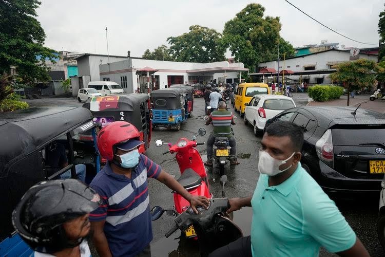 Bangkrut, Sri Lanka Hampir Kehabisan Bensin dan Solar