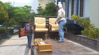 Nunggak 3 Tahun, Kursi dan Puluhan Galeri Ditarik Paksa Vendor dari Ruangan Wakil Ketua DPRD Pekanbaru