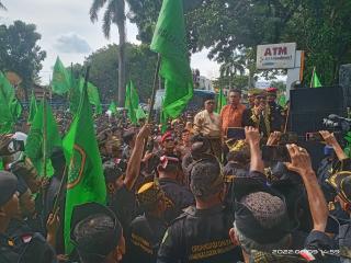 Bela Marwah Melayu, Ribuan Laskar LLMB Riau dan Kepri Gelar Aksi Damai di DPRD Riau