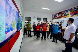 Gubri Bersama Rektor IPB Pantau Titik Panas Karhutla dari Fire Situation Room