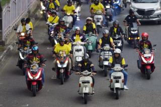 Sempena HUT ke-76, SPS Riau Gelar Vespa Riding Bersama Gubernur Syamsuar