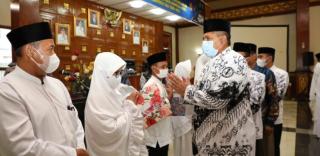 Bupati Alfedri Lepas 36 Jemaah Calon Haji dari Keluarga Besar PGRI Siak