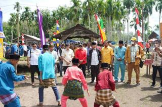 Warga Teluk Buntal Meranti Berduyun-duyun Sambut Kedatangan Gubernur Riau