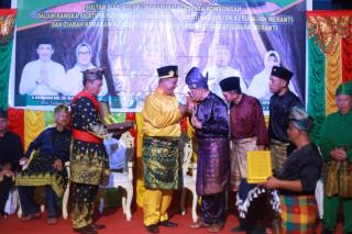 Bupati Adil Terima Keris Kebesaran dari Sultan Siak XIII