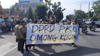 Mahasiswa Aksi dan Bentang Spanduk Sebut DPRD Pekanbaru Omong Kosong