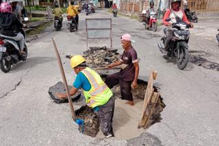 Pipa Perumdam Tirta Siak Bocor Parah di Jalan Melur, Ini Penyebabnya