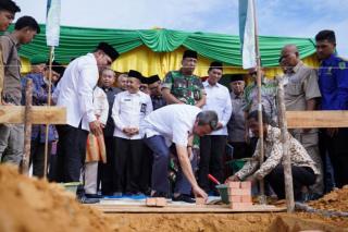 Gubri Syamsuar Lakukan Peletakkan Batu Pertama Pembangunan STSQ Riau Al-Munawwarah