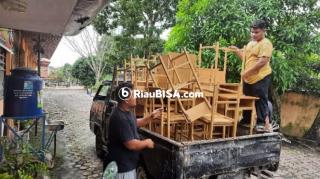 Puluhan Meja dan Kursi Siswa di SLB Sri Mujinab Pekanbaru Diangkut Paksa Kontraktor