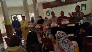 Disnaker Pekanbaru Salurkan Bantuan Sembako Polda Riau ke 75 Pekerja Terdampak PHK