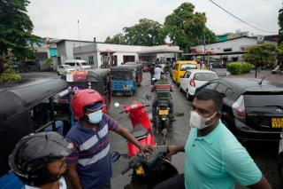 Bangkrut, Sri Lanka Hampir Kehabisan Bensin dan Solar