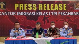 Diduga Miliki Buku Nikah Palsu dan Tidak Ada Izin Tinggal, Imigrasi Pekanbaru Segera Deportasi Warga Taiwan