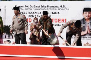 Wagubri Hadiri Peletakan Batu Pertama Pembangunan Masjid Al Kastoeri Oleh Wakapolri