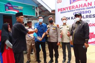 Sempena HUT Bhayangkara, Warga Lubuk Batu Jaya Inhu Terima Rumah Baru
