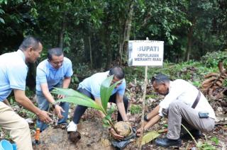 Bupati Adil Tanam Kelapa Srigading Meranti di IKN Nusantara