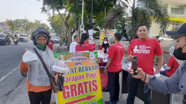 Ratusan Sarapan Gratis Dibagikan Barisan Puan Maharani Riau di Jalan