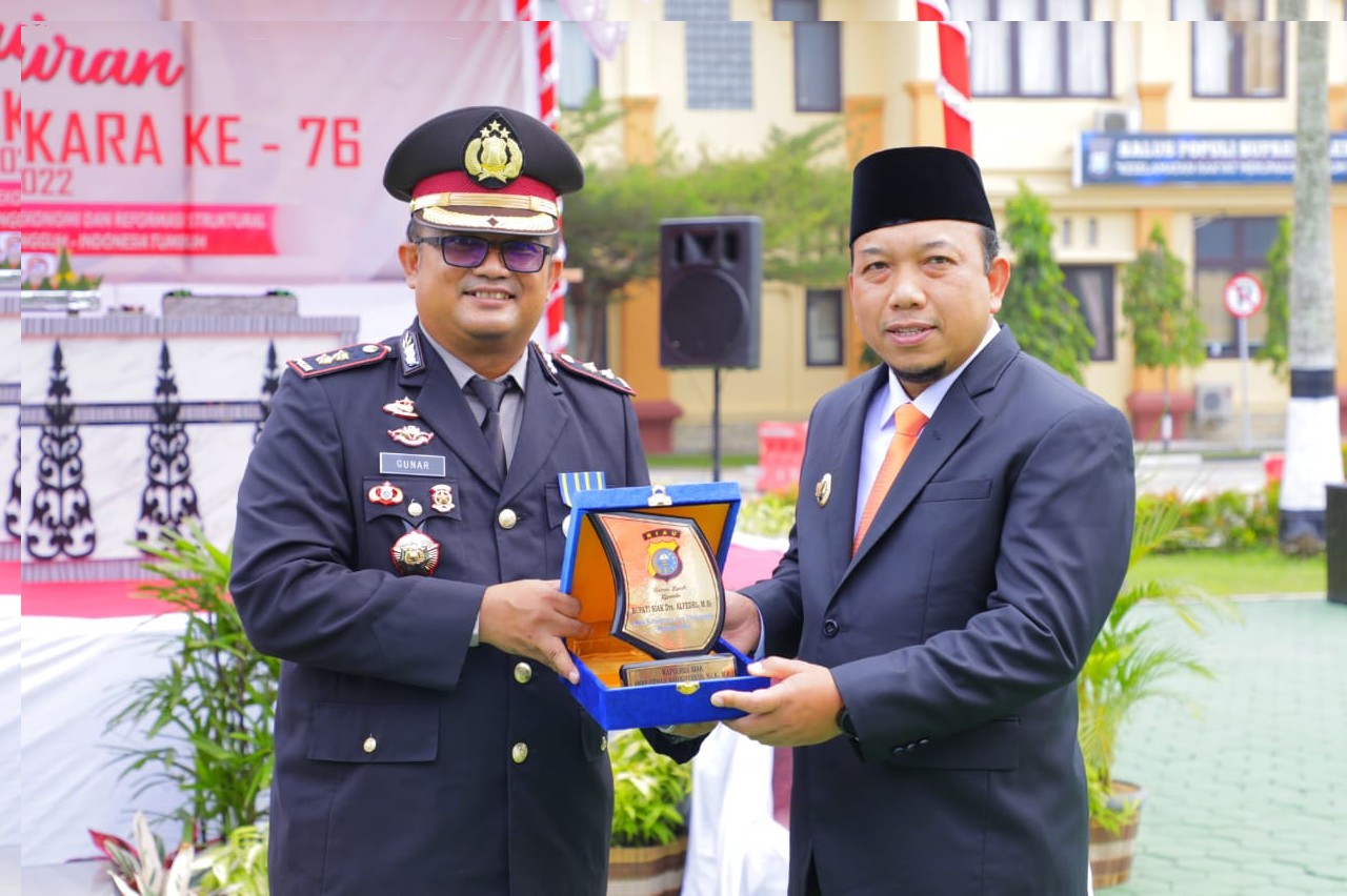 Peringatan HUT Bhayangkara ke-76 Bupati Siak Terima Penghargaan dari Kapolres Siak