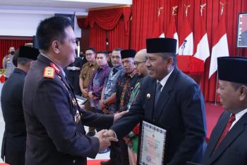 Puncak Peringatan HUT Bhayangkara ke-76, Bupati Alfedri Terima Penghargaan dari Kapolda Riau