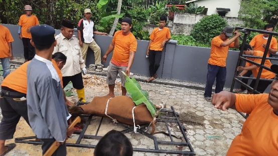 Sembelih Hewan Kurban, Panitia Masjid Baiturrahman Rejosari Gunakan Alat ala RPH 