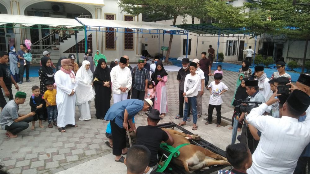 Wagubri Bersama Istri Saksikan Pemotongan Hewan Kurban