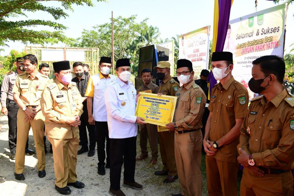 Gubri Serahkan Bankeu Khusus Desa Saat Kunker ke Kabupaten Rokan Hulu